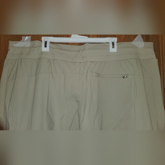 ATHLETA PLUS SIZE Trekkie North Jogger NWT Plus Size | Size: 26 UpF 40+ - Picture 9 of 16